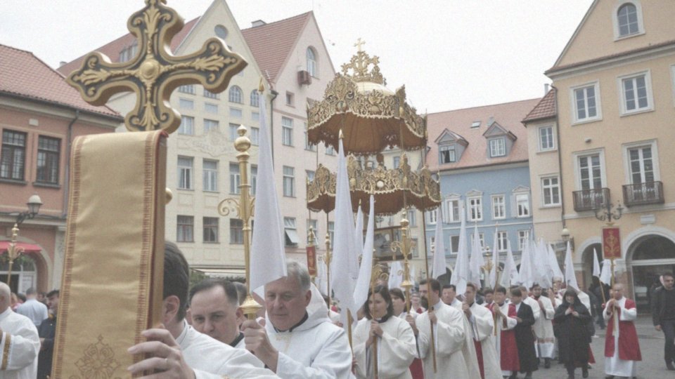 Jakie są elementy asysty podczas procesji Bożego Ciała?