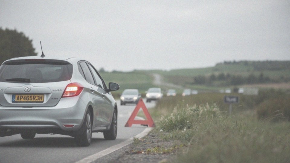 Jakie przepisy dotyczące sygnalizowania postoju pojazdu?