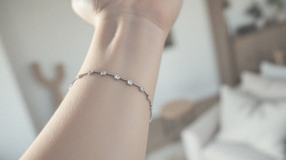 Jak tatuaże diamentowe imitują biżuterię?