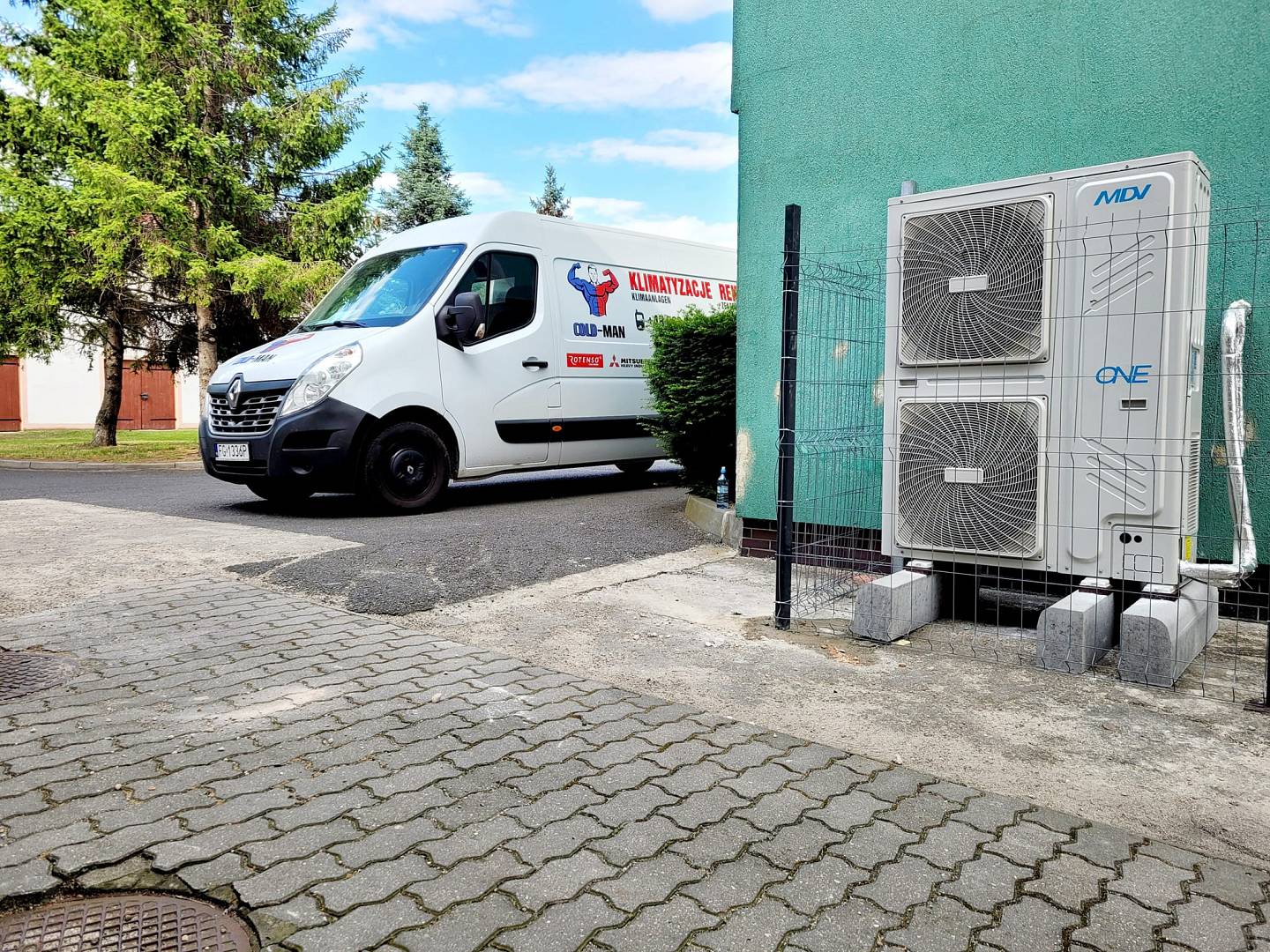 Planujesz montaż klimatyzacji? Sprawdź, dlaczego warto odwiedzić salon przed zakupem